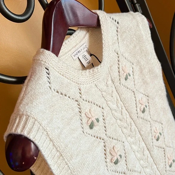 SINCERELY JULES Angie Floral Cable Knit
Sweater Tank - Picture 3 of 14